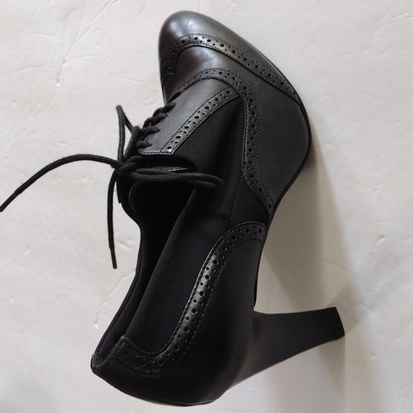Ellen Tracy Black Lace Up Oxford Booties NEW | Size 9…. Fit like 8/8.5 - Picture 3 of 10